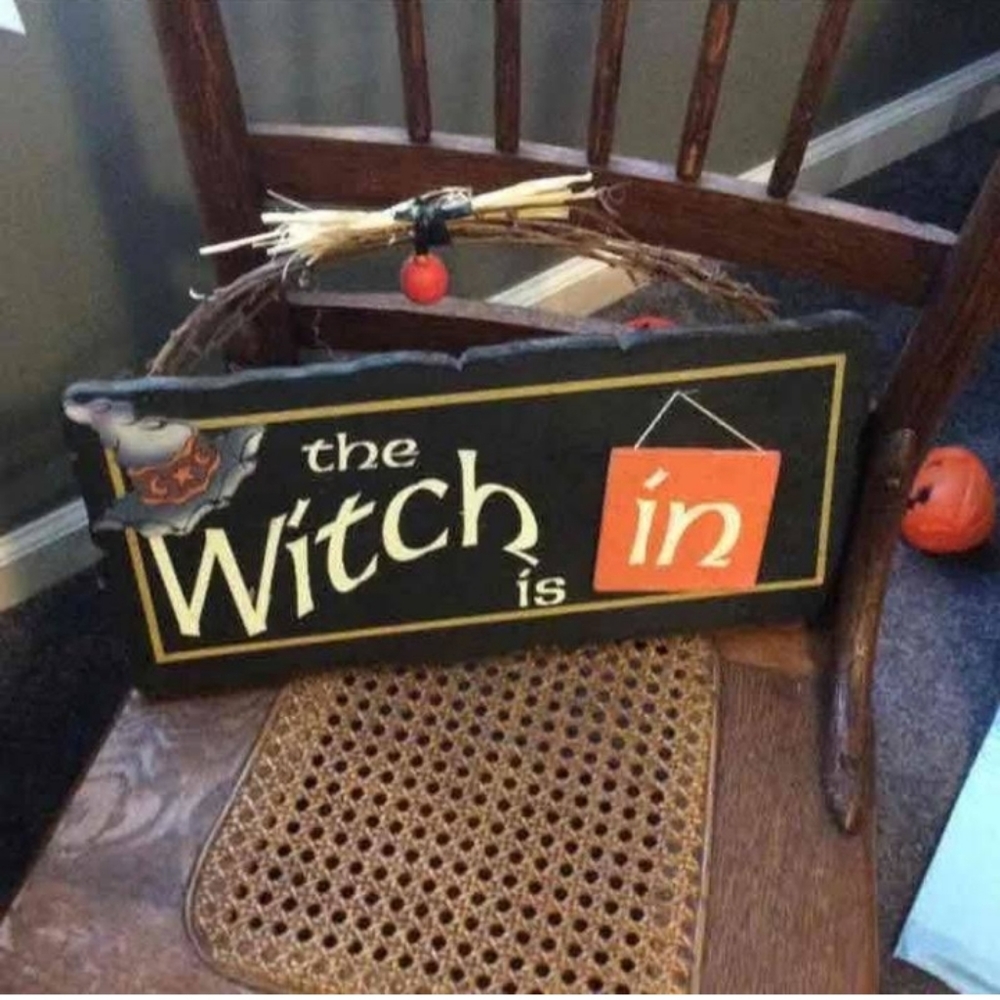 New the witch is in sign - missing "in" sign